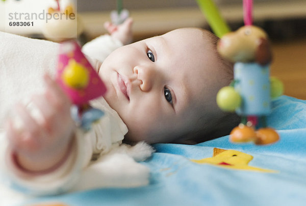 liegend  liegen  liegt  liegendes  liegender  liegende  daliegen  Decke  Spielzeug  Baby