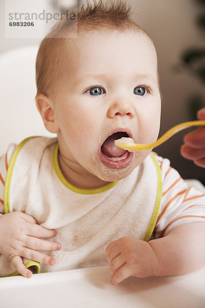 Menschliche Eltern  Baby  füttern