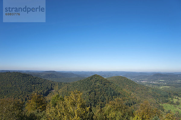 Blick von der Wegelnburg über Pfälzerwald  Nothweiler  Pfälzerwald  Pfalz  Rheinland-Pfalz  Deutschland  Europa
