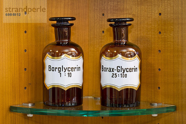Alte Glasflaschen für medizinische Ingredienzien mit Aufschrift Glycerin in einer Apotheke  Stuttgart  Baden-Württemberg  Deutschland  Europa