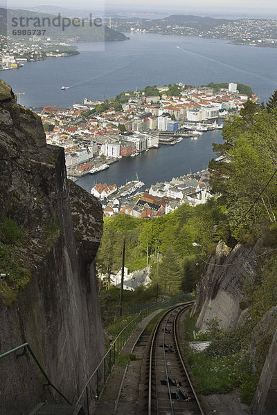 hoch  oben  Großstadt  Norwegen  Zug  Ansicht  Flachwinkelansicht  Winkel  Bergen