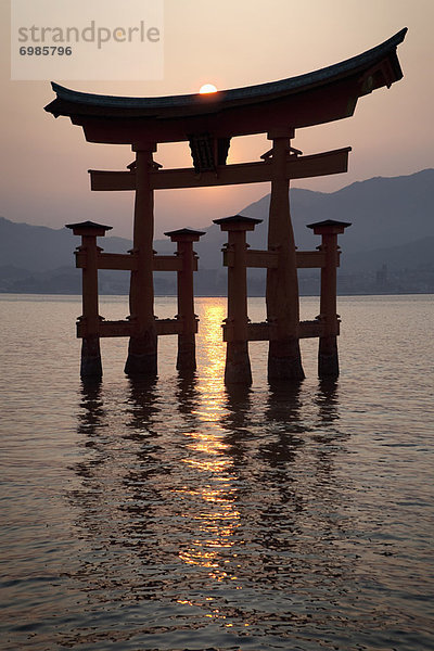 Hiroshima Präfektur  Itsukushima Schrein  Japan  Torii Tor