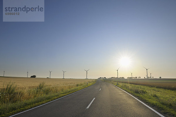 Windturbine Windrad Windräder Fernverkehrsstraße Deutschland Rheinland-Pfalz