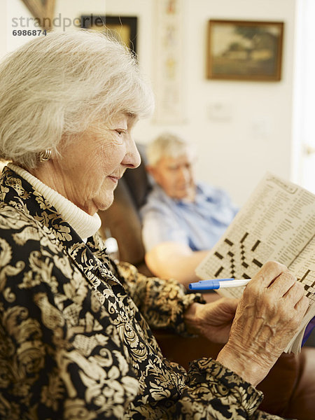 Altenheim Frau arbeiten Senior Senioren Puzzle Kreuzworträtsel