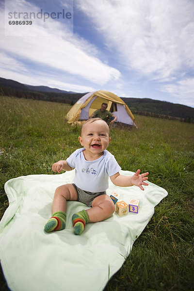 Vereinigte Staaten von Amerika  USA  Außenaufnahme  sitzend  Menschlicher Vater  Decke  Hintergrund  Zelt  Baby  Colorado  freie Natur
