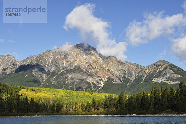 Pyramid Lake und Pyramid Mountain  Jasper-Nationalpark in Alberta  Kanada