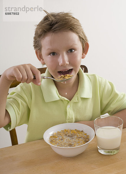 Getreide  Junge - Person  klein  essen  essend  isst