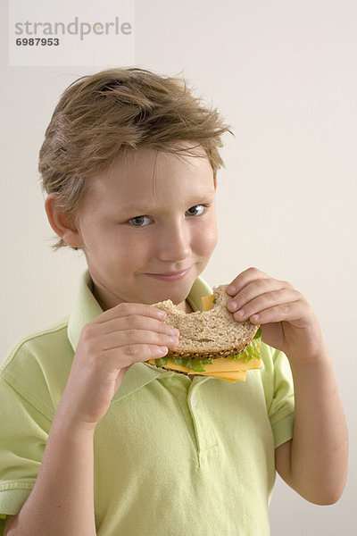 Junge - Person  klein  Sandwich  essen  essend  isst