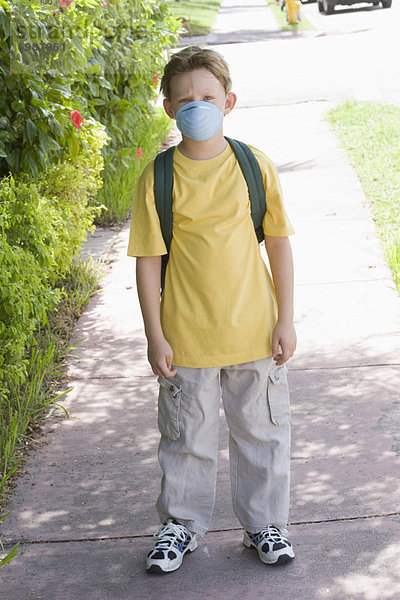 gehen  Junge - Person  klein  Schule  Kleidung  Maske