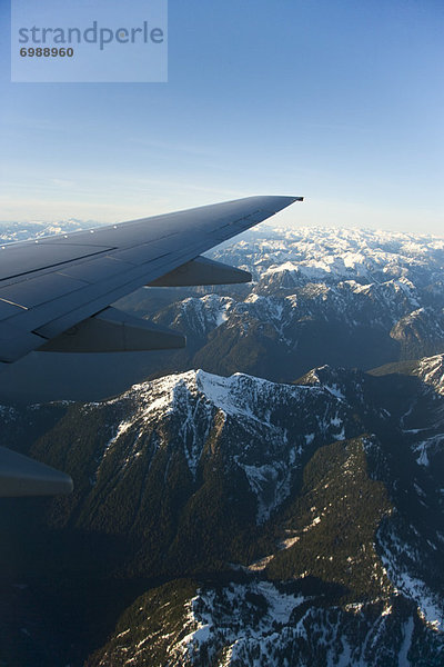 Flugzeug  fliegen  fliegt  fliegend  Flug  Flüge  Berg  über  Küste  British Columbia  Kanada