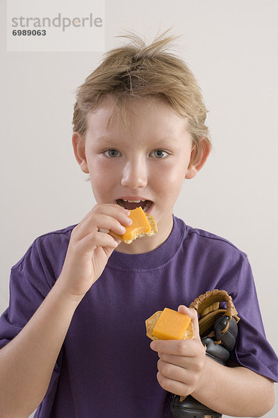 Junge - Person  Käse  essen  essend  isst