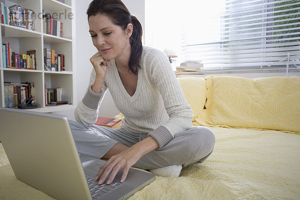 Frau mit Laptop-Computer