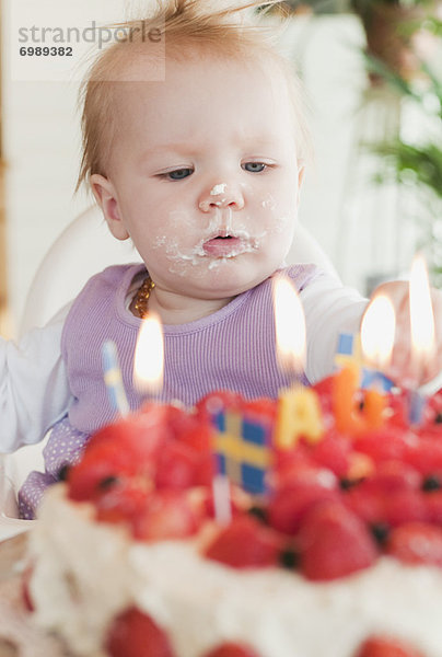 sehen klein Kuchen Mädchen