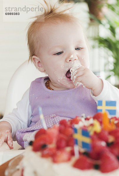klein Kuchen essen essend isst Mädchen