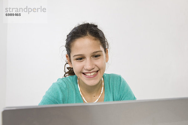 Teenage Girl mit Laptop