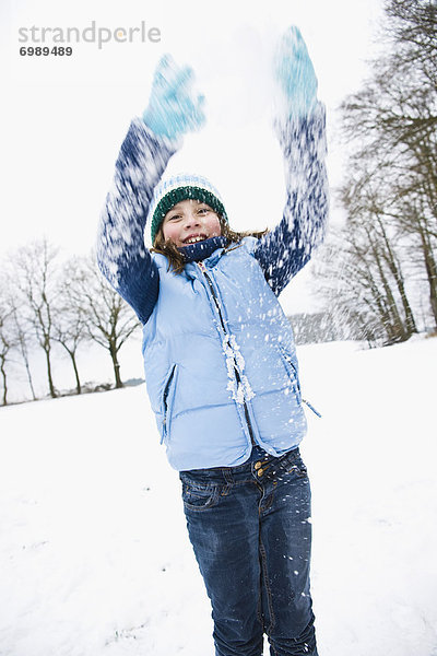 Außenaufnahme  werfen  Mädchen  freie Natur  Schnee