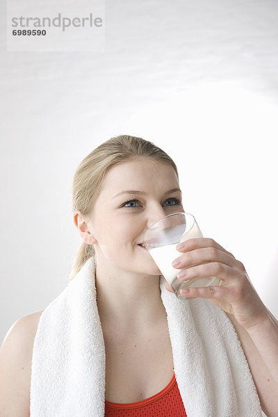 Frau trinken Glas Milch