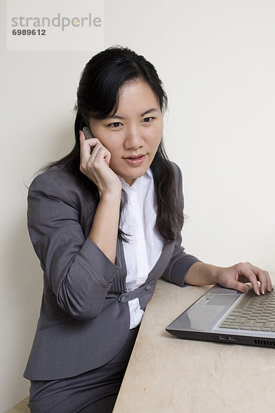 Handy  benutzen  Geschäftsfrau  Computer  Notebook  sprechen