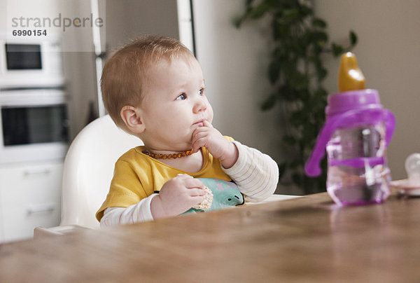 hoch  oben  Stuhl  essen  essend  isst  Baby