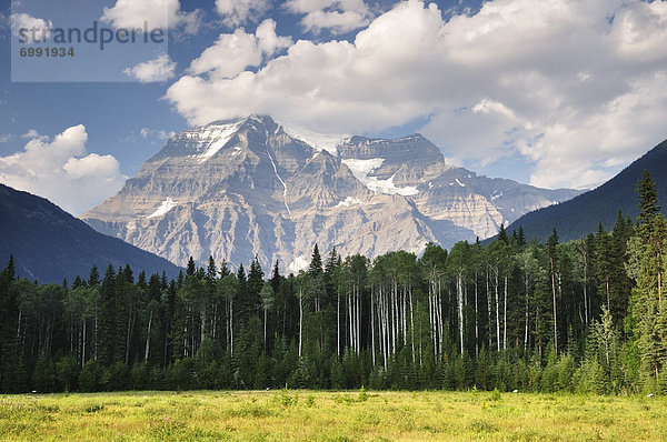 Mount Robson  hoechster Berg der kanadischen Rocky Mountains  3954 m  Mount Robson Provincial Park  British Columbia  Kanada