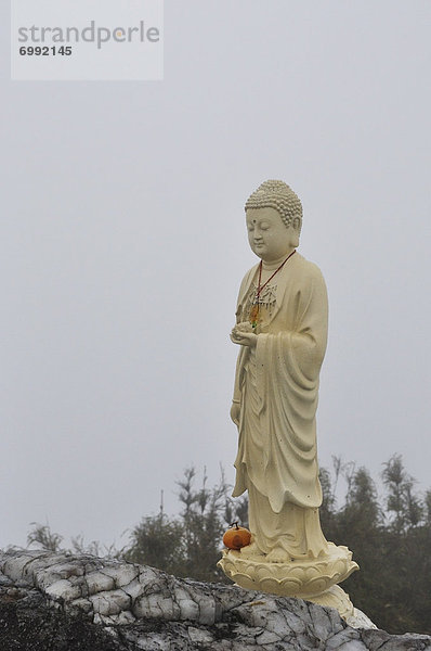 Berggipfel  Gipfel  Spitze  Spitzen  Statue  Buddha  Vietnam