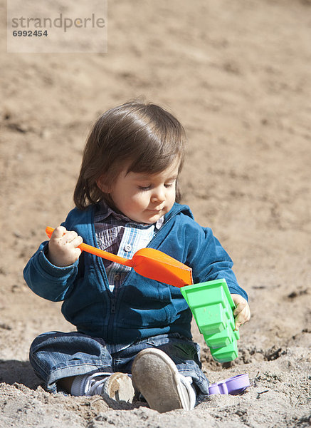 Junge - Person  klein  Sand  spielen