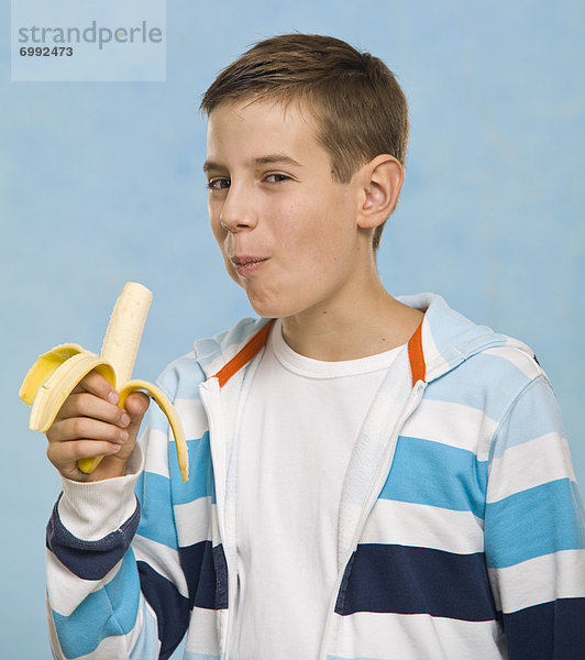 Junge - Person  Banane  essen  essend  isst