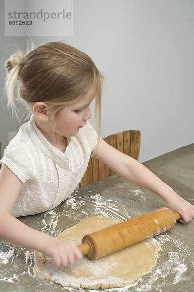 Weihnachtsgebäck klein backen backend backt Mädchen