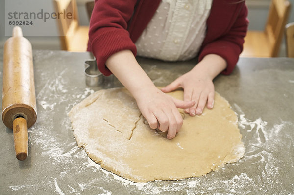 Weihnachtsgebäck klein backen backend backt Mädchen