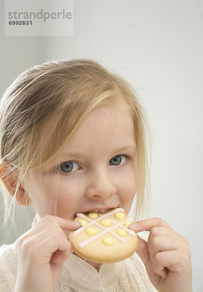 klein essen essend isst Mädchen Keks Ostern