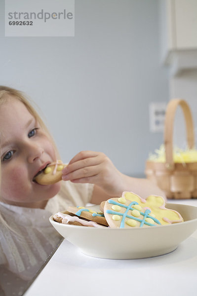 klein Keks essen essend isst Mädchen Ostern