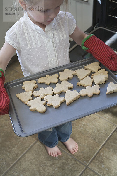 Weihnachtsgebäck klein backen backend backt Mädchen