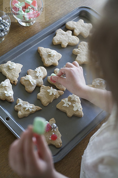 Weihnachtsgebäck klein schmücken Mädchen