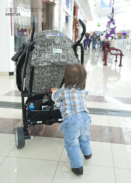 Einkaufszentrum  schieben  Junge - Person  kaufen  Kinderwagen  Mexiko  Baby