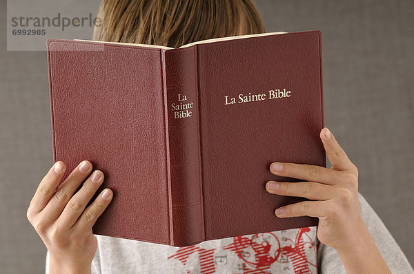 Junge - Person  Bibel  vorlesen