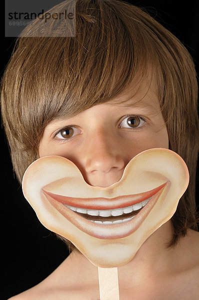 lächeln  Junge - Person  halten  Maske