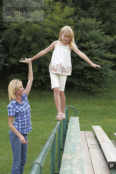 halten  balancieren  Geländer  Mädchen  Mutter - Mensch