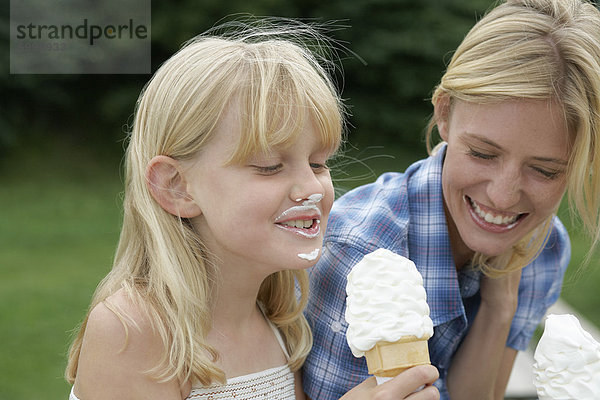 kegelförmig  Kegel  Eis  Tochter  essen  essend  isst  Mutter - Mensch  Sahne