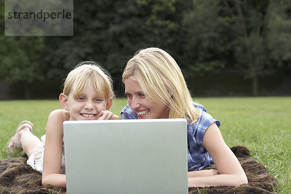 benutzen  Notebook  Tochter  Mutter - Mensch