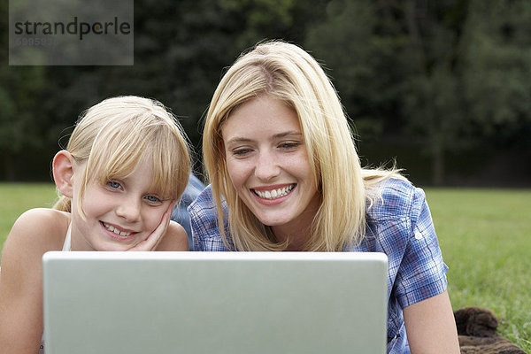 benutzen  Notebook  Tochter  Mutter - Mensch