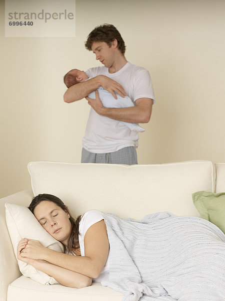 Menschlicher Vater  schlafen  Mutter - Mensch  Baby