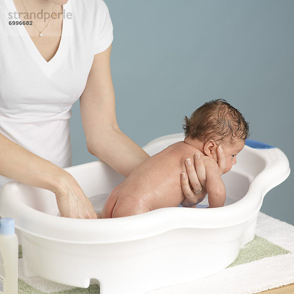 Neugeborenes  neugeboren  Neugeborene  waschen  Mutter - Mensch  Baby