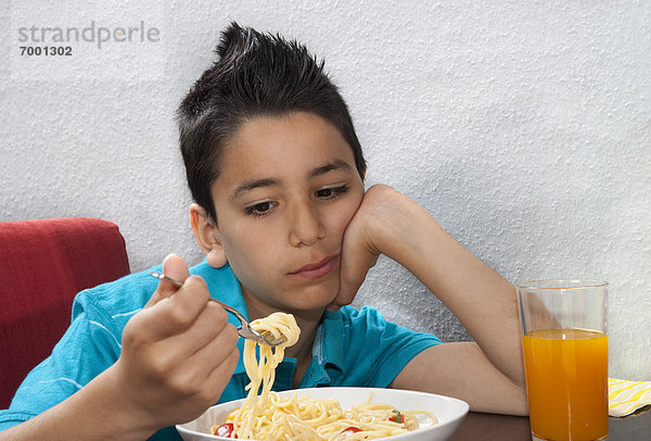 Junge - Person  Pasta  Nudel  essen  essend  isst