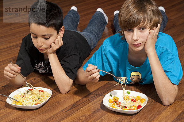 Junge - Person  Pasta  Nudel  essen  essend  isst