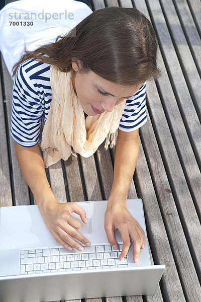 Junge Frau mit Laptop-Computer