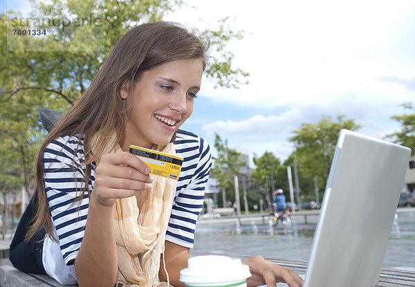junge Frau junge Frauen benutzen Computer Notebook