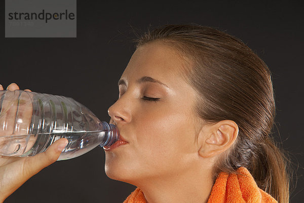 Junge Frau Trinkwasser