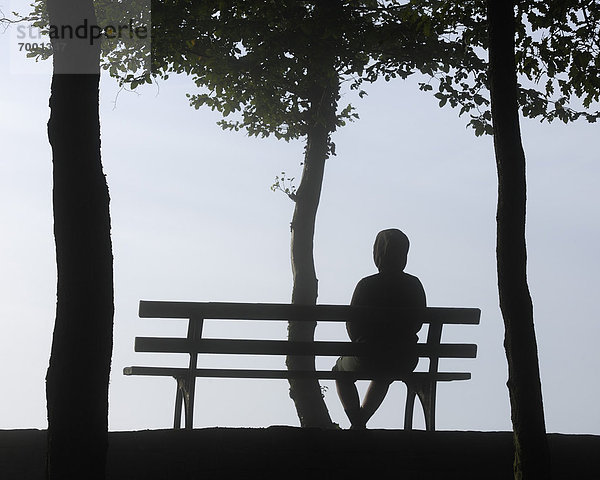 sitzend  Frau  Silhouette  Sitzbank  Bank  Cochem-Zell  Deutschland  Rheinland-Pfalz