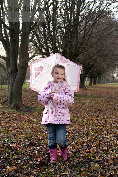Außenaufnahme  Regenschirm  Schirm  Mädchen  freie Natur