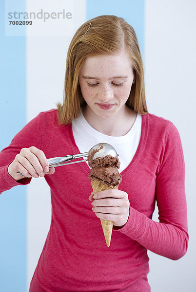 geben  schöpfen  Eis  Mädchen  Sahne